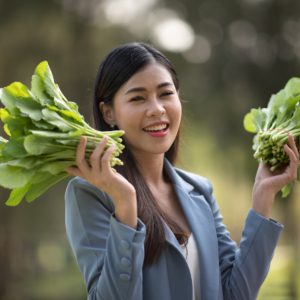 agronomist-in-agriculture-field-businesswomen-in-v-9PNX5DX-1.jpg