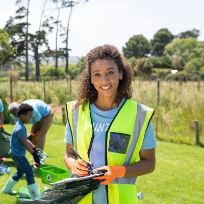 volunteers-collecting-rubbish-and-recycling-VU5WKDT.jpg